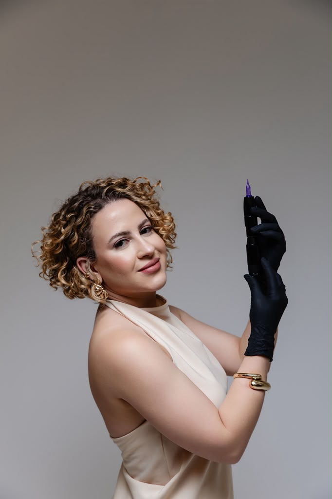 Marcella Batista, especialista em micropigmentação, sorrindo